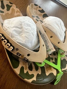 CROCS Beige and Green Camo Classic Flip Sandals 6(w) / 4(m)